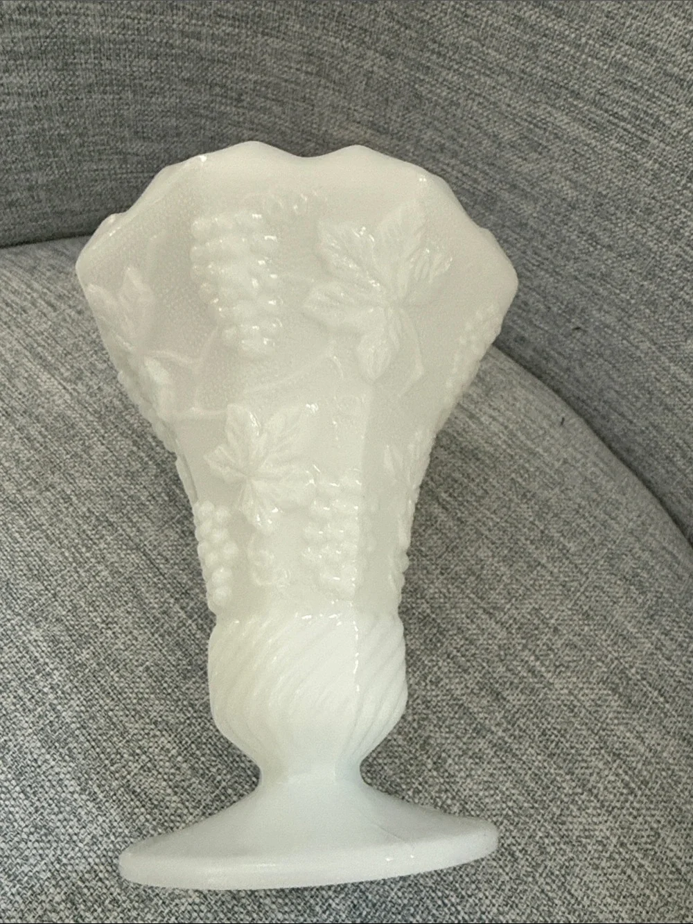VINTAGE ANCHOR HOCKING GRAPE VINE WHITE MILK GLASS PANELED FOOTED VASE 6